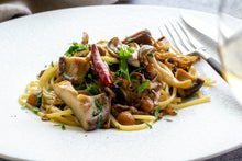 画像をギャラリービューアに読み込む, いろいろなキノコのスパゲッティー&チーズをのせた鶏むね肉のバターソテー(1キット2人前)