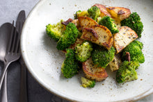 画像をギャラリービューアに読み込む, チーズハンバーグ〜ポルチーニクリームソース〜&ブロッコリーとポテトのアンチョビバジルソテー(1キット2人前)