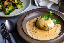 画像をギャラリービューアに読み込む, チーズハンバーグ〜ポルチーニクリームソース〜&ブロッコリーとポテトのアンチョビバジルソテー(1キット2人前)