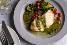 画像をギャラリービューアに読み込む, チーズをのせた鶏もも肉ソテー〜ジェノベーゼソース〜&ポルチーニのリゾット(1キット2人前)