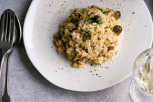 画像をギャラリービューアに読み込む, チーズをのせた鶏もも肉ソテー〜ジェノベーゼソース〜&ポルチーニのリゾット(1キット2人前)
