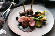 画像をギャラリービューアに読み込む, 【20%OFF】仔羊のフィレミニョンのロースト 黒にんにくと黒オリーブのブレゼ&赤ワインとフランボワーズのリゾット フォアグラ添え(1キット2人前)