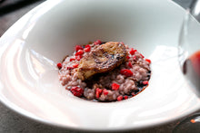 画像をギャラリービューアに読み込む, 【20%OFF】仔羊のフィレミニョンのロースト 黒にんにくと黒オリーブのブレゼ&赤ワインとフランボワーズのリゾット フォアグラ添え(1キット2人前)