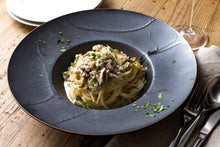 画像をギャラリービューアに読み込む, 3種のきのこのクリームパスタ〜トリュフ風味〜&鶏もも肉のロートロ ローズマリー風味 じゃが芋のロースト添え(1キット2人前)