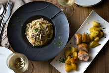 画像をギャラリービューアに読み込む, 3種のきのこのクリームパスタ〜トリュフ風味〜&鶏もも肉のロートロ ローズマリー風味 じゃが芋のロースト添え(1キット2人前)