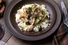 画像をギャラリービューアに読み込む, 豚ロースト 赤ワインとクランベリーのソース&4種のきのことクリームのリゾット(1キット2人前)