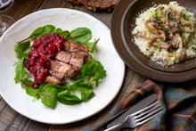 画像をギャラリービューアに読み込む, 豚ロースト 赤ワインとクランベリーのソース&4種のきのことクリームのリゾット(1キット2人前)