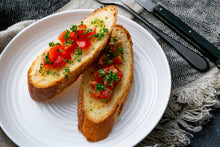 画像をギャラリービューアに読み込む, 【数量限定】飛騨牛とフォアグラのカイエット&ドフィノワーズ ガーリックトースト添え(1キット2人前)