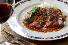 画像をギャラリービューアに読み込む, ブラックアンガス牛ハラミペッパーステーキ 粒マスタードソース バターライス添え&季節のフルーツとアンディーブのサラダ(1キット2人前)